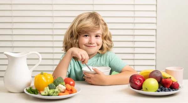 Niño Preadolescente Años Comiendo Verduras Saludables Desayuno Con Leche Frutas — Foto de Stock