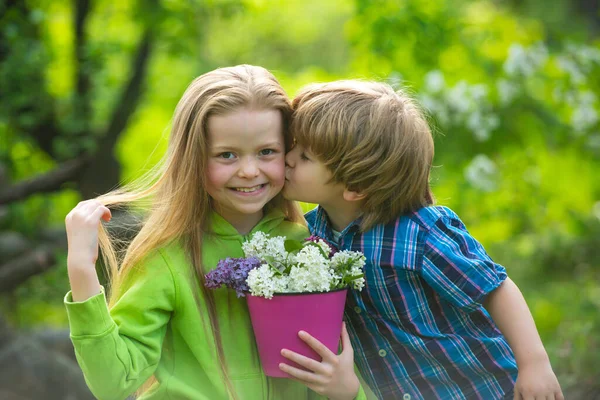 Przytulanie Całowanie Dzieci Ogrodzie Małe Urocze Dzieci Świeżym Powietrzu Dzieci — Zdjęcie stockowe