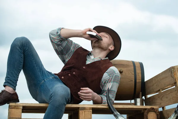 Ritratto Contadino Cowboy All Aperto Ragazzo Che Beve Whisky — Foto Stock