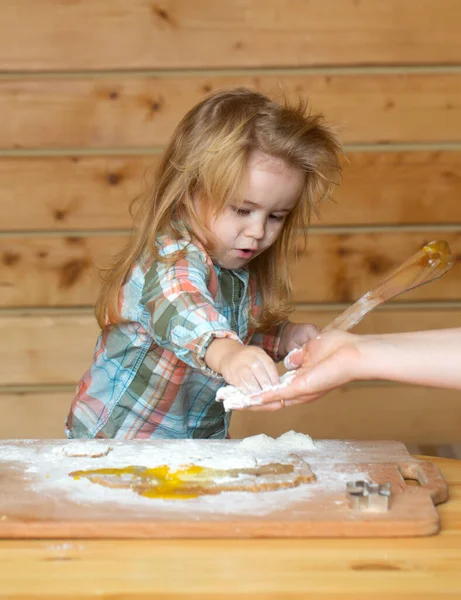 Bambino Che Cucina Giocando Con Farina Cucina Legno — Foto Stock