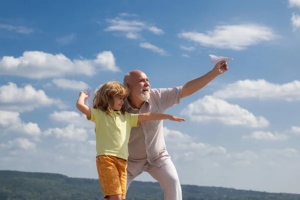 Großvater Und Sohn Spielen Mit Papierflieger Über Blauem Himmel Und — Stockfoto