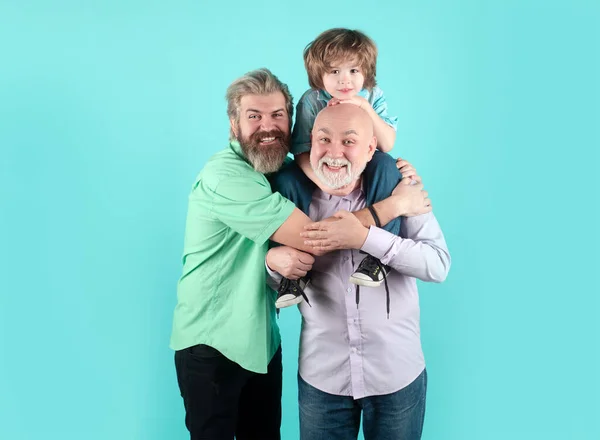 爷爷和孙子抱着拥抱 父亲节的概念 不同年龄的男人依偎在一起 与祖父母一起做父母 家庭的温柔拥抱 孩子的爱 — 图库照片