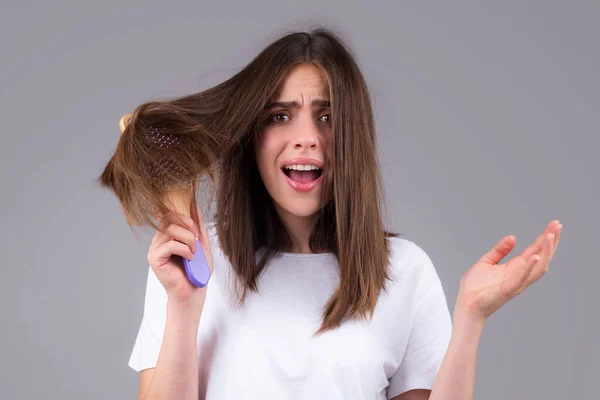 Leczenie Wypadania Włosów Portret Kobiety Grzebieniem Problematycznymi Włosami — Zdjęcie stockowe