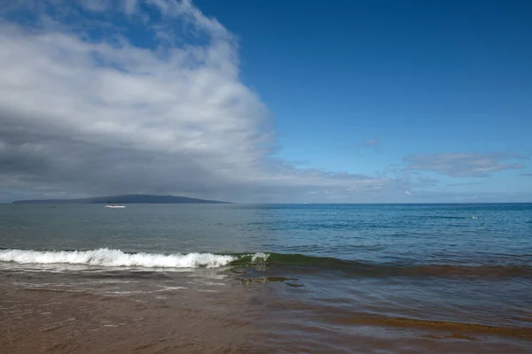 Latar Belakang Pantai Tropis Pantai Sandy Dengan Gelombang Tenang Laut — Stok Foto