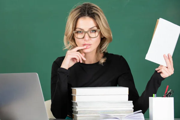 Profesora Joven Con Libros Pizarra Aula Primer Plano Retrato Joven —  Fotos de Stock