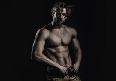 Seksi sporcu kaslı adam soyulmuş. Çıplak gövde adamı, erkek karın kası ve vücut. Çıplak Adam. Çıplak erkek gövdesi. Seksi vücut.