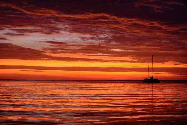 Solnedgång Med Stor Gul Sol Havsytan Lugn Ocean Med Solnedgång — Stockfoto