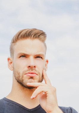 Problemin çözümü. Düşünen adam. Adam sorundan kurtulur. Çok düşünüyorum.