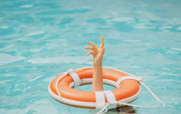 Brauchen Sie Hilfe Ertrinkende Person Lebensprobleme Rettungsschwimmring Wasser Sicherheitswasserausrüstung — Stockfoto