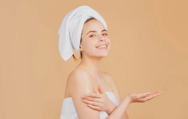 Hermosa Chica Sonriente Con Piel Limpia Fresca Tratamiento Facial Cosmetología — Foto de Stock