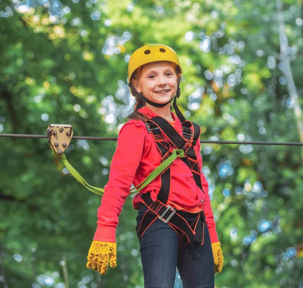 Little Girl Climbing High Rope Park Roping Park Rope Park — Stock Photo, Image