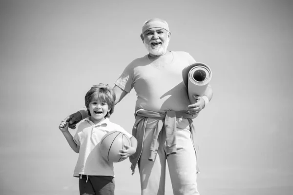 Grand Père Petit Fils Avec Ballon Basket Tapis Yoga Dans — Photo