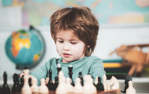 Kleine Jongen Met Schaken Geconcentreerd Jongetje Zit Aan Tafel Schaakt — Stockfoto