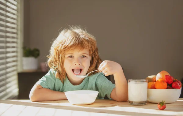 Kind Dat Thuis Gezond Voedsel Eet Baby Eet Soep Met — Stockfoto