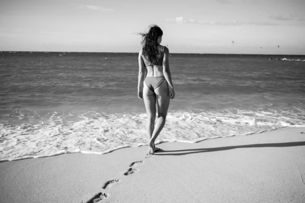 Avslappnad Kvinna Bikini Njuter Tropisk Strand Och Sommarsemester Passar Solbränd — Stockfoto
