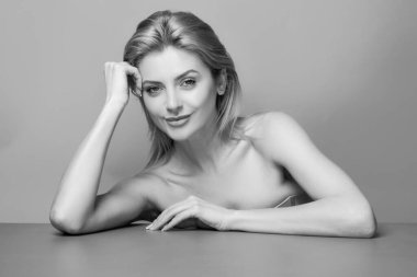 Stüdyoda güzel bir kadın portresi var. Temiz tenli, doğal makyajlı güzel bir kız.