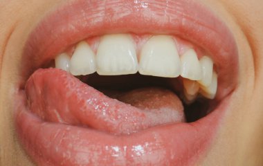 Gülümseyen ağızlar. Mutluluk gülüşü ve ağız ikonu, neşeli gülümseme, insan duyguları konsepti. Mutlu kadın dudakları