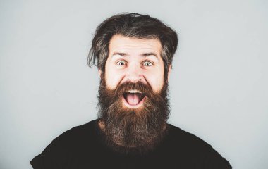 Mutlu adam gülen surat. Uzun sakallı ve bıyıklı yakışıklı genç adam. Sakallı adam. Olumlu insan yüz ifadeleri ve duyguları