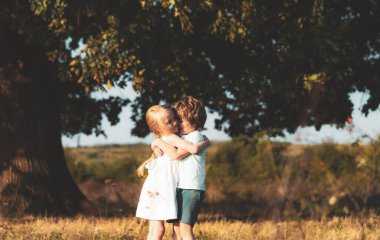 Sevgililer Günü tebrik kartı. Romantik çocukların Sevgililer Günü 'nde randevusu var. Sevgililer Günü teması. En İyi Sevgililer Günü Fikri
