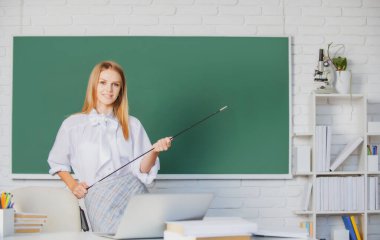 Üniversite sınıfında başarılı bir bayan öğrenci. Lise öğrencisi sınıfta İngilizce veya matematik öğreniyor