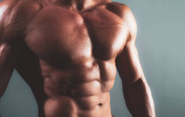 Yakışıklı genç adamın gövdesi çok yakın. Seksi çıplak gövde, karın kası.