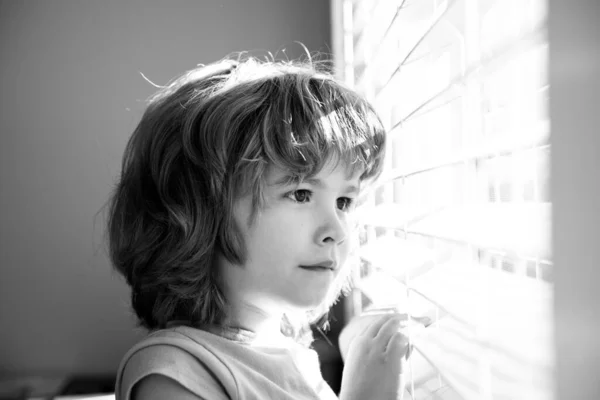Защищайся Оставайся Дома Самоизоляции Covid Lockdown Одинокий Ребенок Смотрит Окно — стоковое фото