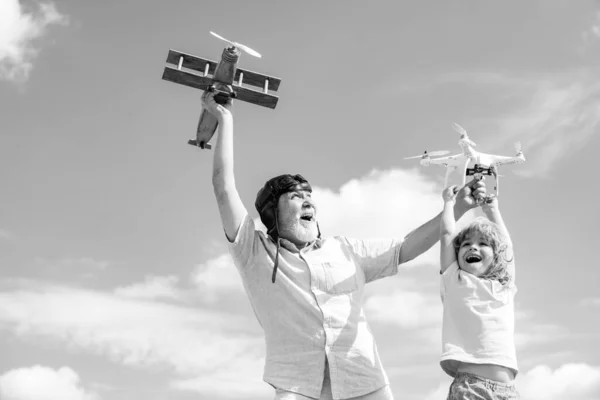 Abuelo Hijo Jugando Con Avión Juguete Dron Quadcopter Contra Cielo — Foto de Stock
