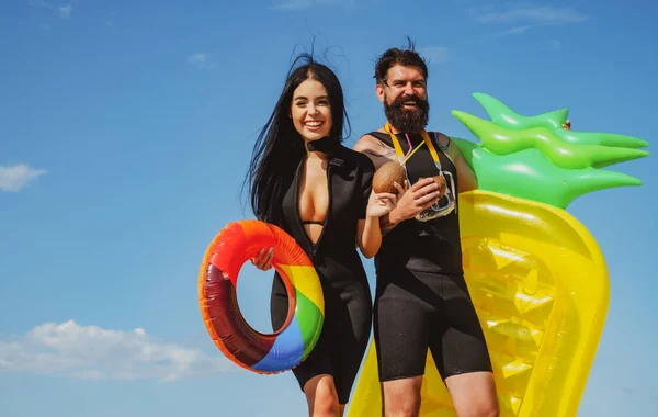 Paar Strandurlaub Sexy Frau Badeanzug Mann Badeanzug Sommerzeit Konzept — Stockfoto