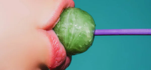 Lutscher Mund Nahaufnahme Schöne Mädchenmund Mit Lolli Pop Glänzend Rote — Stockfoto