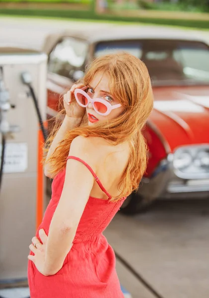 Mulher Abastece Carro Posto Gasolina Senhora Contra Automóvel Retro Vermelho — Fotografia de Stock