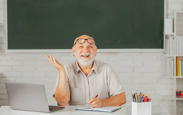 在研讨会上兴奋的资深讲师向学生致意 奇怪的滑稽教授的惊讶的脸 成人教育 — 图库照片