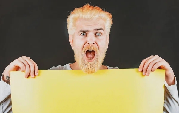 Человек Держащий Желтый Чистый Рекламный Щит Изолирован Черном Фоне — стоковое фото
