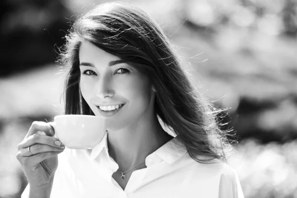 Sorridente Donna Con Testa Rossa Tazza Caffè Ritratto Ravvicinato Giovane — Foto Stock