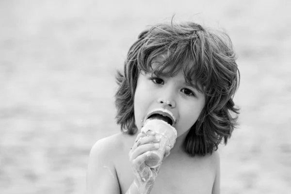 Bambino Mangiare Gustoso Gelato Fresco All Aperto Nella Calda Giornata — Foto Stock