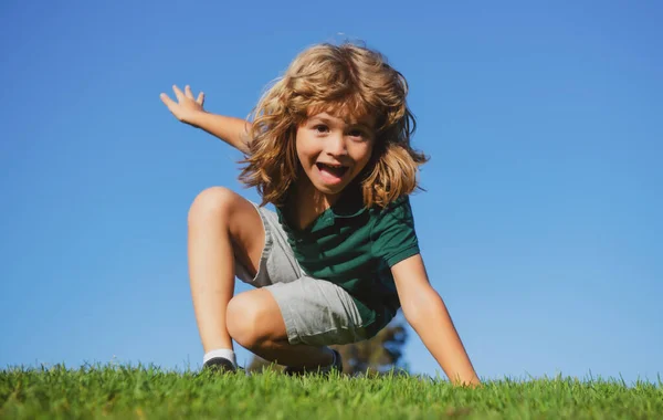 Gelukkig Blond Kind Liggend Het Gras Het Park Smallere Dag — Stockfoto