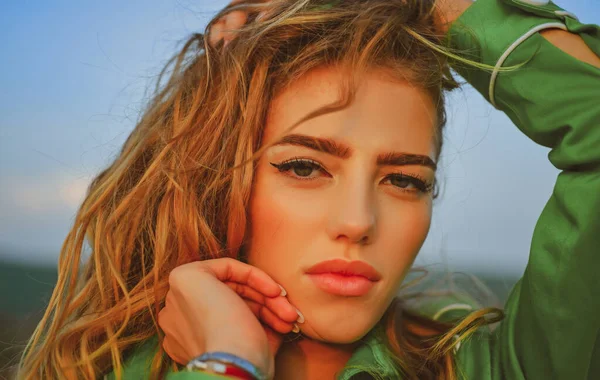 Moda Estacional Primer Plano Cara Chica Aire Libre Maquillaje Natural —  Fotos de Stock