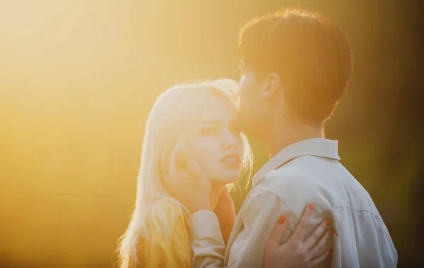 Casal Amantes Abraçando Beijando Pôr Sol Retrato Casal Encantador Apaixonado — Fotografia de Stock