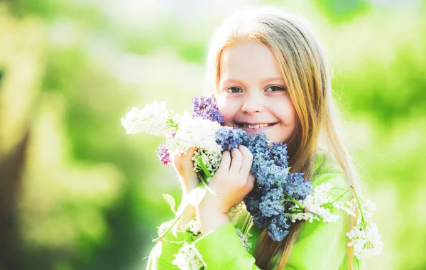 Piękna Nastolatka Parku Kwiatów Zabawny Portret Wiosennej Nastolatki — Zdjęcie stockowe