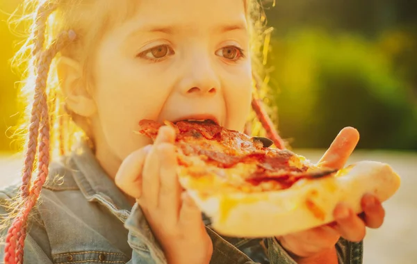 Cibo Preferito Dai Bambini Pizza Saporita Bambino Che Mangia Pizza — Foto Stock
