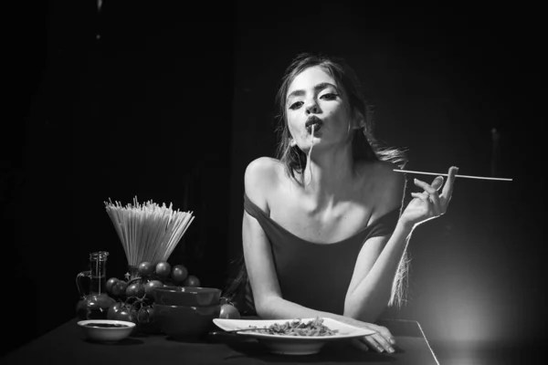 Joven Sexy Mujer Comiendo Sabrosa Pasta Negro —  Fotos de Stock