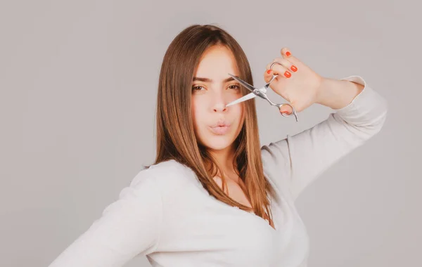 Femme Drôle Avec Des Ciseaux Ayant Des Cheveux Coupés Belle — Photo