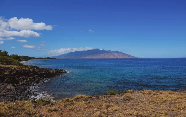 ハワイのビーチ 日当たりの良い空と熱帯ビーチからの海の景色 ハワイ島の夏のパラダイスビーチ 熱帯岸だ 雲とエキゾチックな夏のビーチ 穏やかな海とリラックス — ストック写真