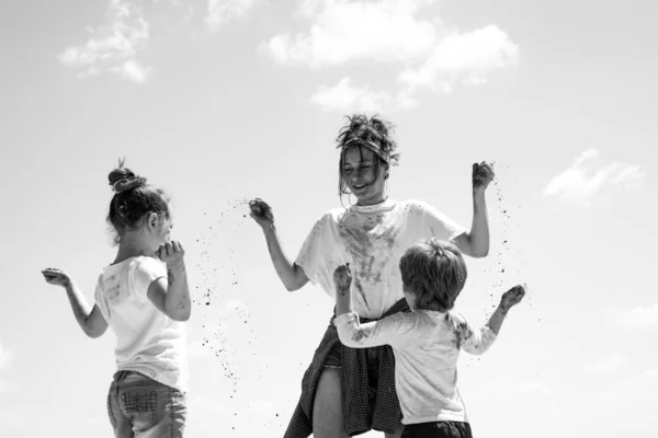 Παιδιά Γιορτάζουν Την Χόλι Χρώμα Χαρούμενη Χόλι Παιδιά Χρωματιστή Σκόνη — Φωτογραφία Αρχείου