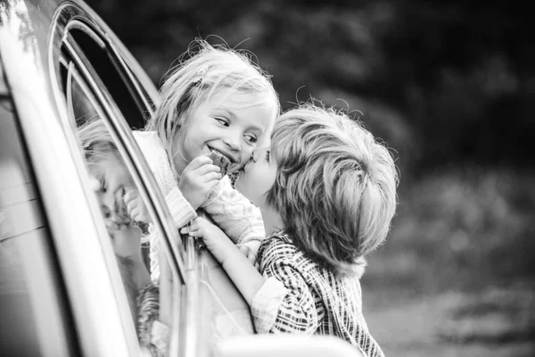 Encantada Feliz Sorrindo Menina Diz Adeus Pequeno Namorado Que Navega — Fotografia de Stock