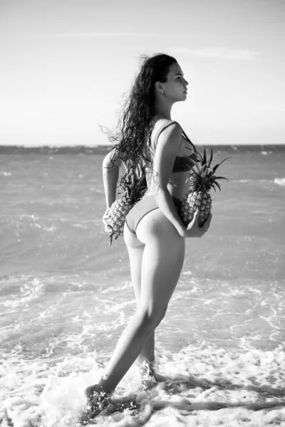 Woman Swimsuit Muscle Buttocks Hold Pineapple Island Sand Beach Summer — Stock Photo, Image