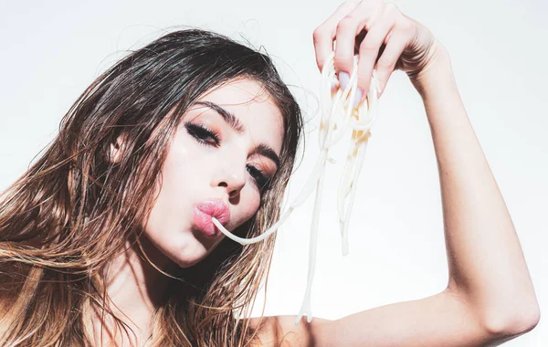 Lábios Sexy Com Macarrão Espaguete Menina Sensual Segurando Massa Retrato — Fotografia de Stock