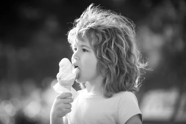 Feche Cabeça Tiro Criança Comendo Sorvete Cara Crianças Retrato Menino — Fotografia de Stock