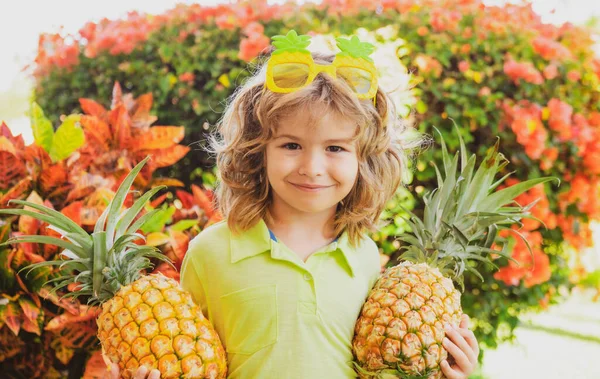 Jovem Garoto Engraçado Segurando Abacaxi Sorrindo Quintal Miúdo Com Ananás — Fotografia de Stock