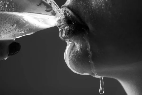 Una Mujer Bebe Cóctel Agua Cierra Los Labios Húmedos Sexys — Foto de Stock