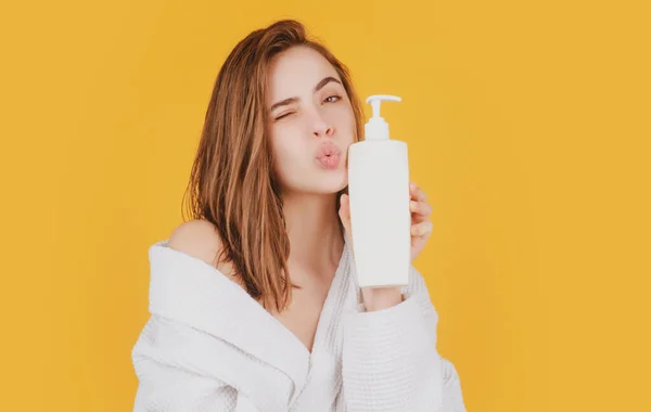 Gesundheit Haar Und Beauty Konzept Frau Hält Flaschenshampoo Und Conditioner — Stockfoto